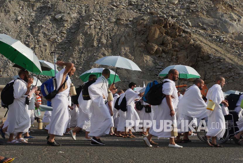 Jamaah haji dari berbagai negara mulai bergerak meninggalkan kota Makkah menuju Arafah, Sabtu (10/9), untuk memulai prosesi puncak ibadah haji pada Ahad (11/9).  (Republika/Amin Madani)