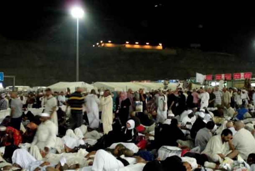 Jamaah haji dari berbagai negara tengah mabit dan menunggu waktu melontar jumrah di Mina, Sabtu (27/10).