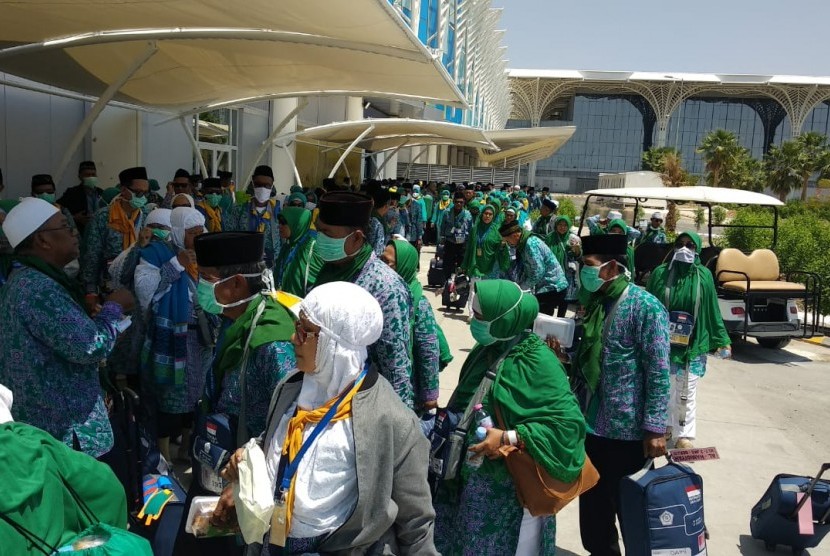 Jamaah haji dari Embarkasi Haji Palembang, Jakarta-Bekasi, Jakarta-Pondok Gede, tiba di Bandar Udara AMA, Rabu (18/7).