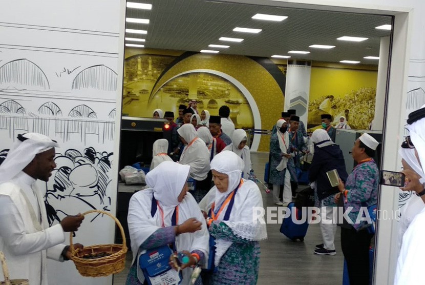 Jamaah haji dari Embarkasi Jakarta-Pondok Gede melalui jalur cepat keimigrasian di Bandara AMA Madinah, Selasa (17/7).