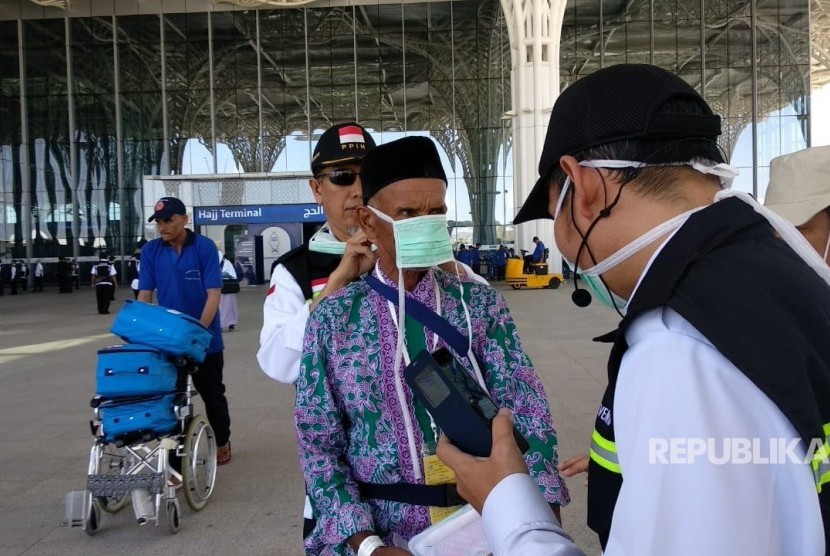 Jamaah haji dari Embarkasi Padang tiba di Bandara AMA Madinah. Mereka merupakan jamaah perdana asal Tanah Air uang tiba di Tanah Suci, Selasa (17/7).
