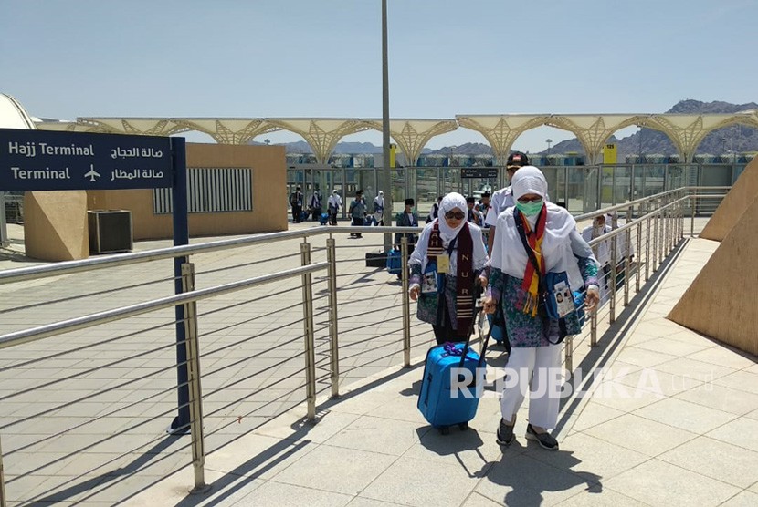 Jamaah haji dari Embarkasi Padang tiba di Bandara AMA Madinah. Mereka merupakan jamaah perdana asal Tanah Air yang tiba di Tanah Suci. 