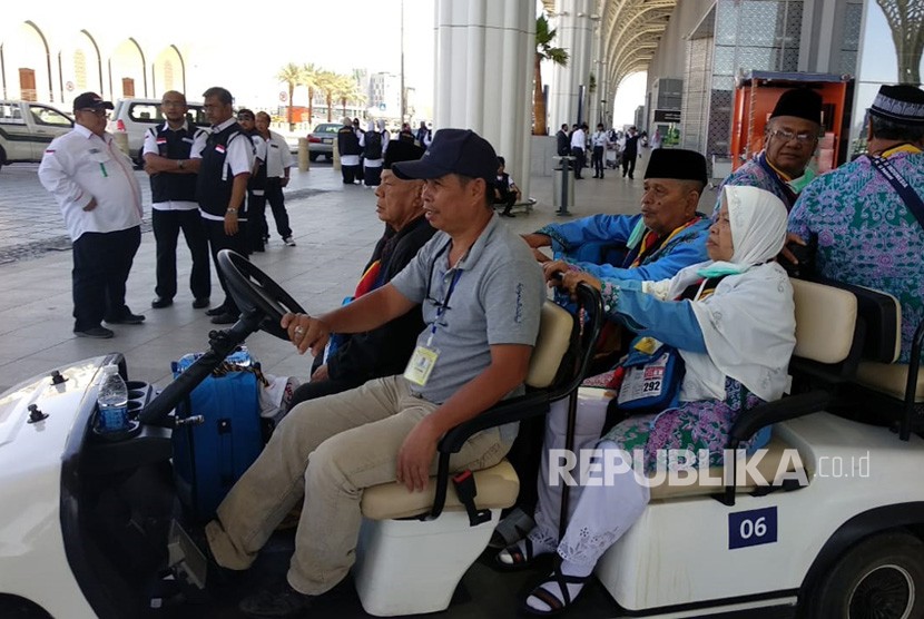 Jamaah haji dari Embarkasi Padang tiba di Bandara AMA Madinah. Mereka merupakan jamaah perdana asal Tanah Air uang tiba di Tanah Suci, Selasa (17/7).