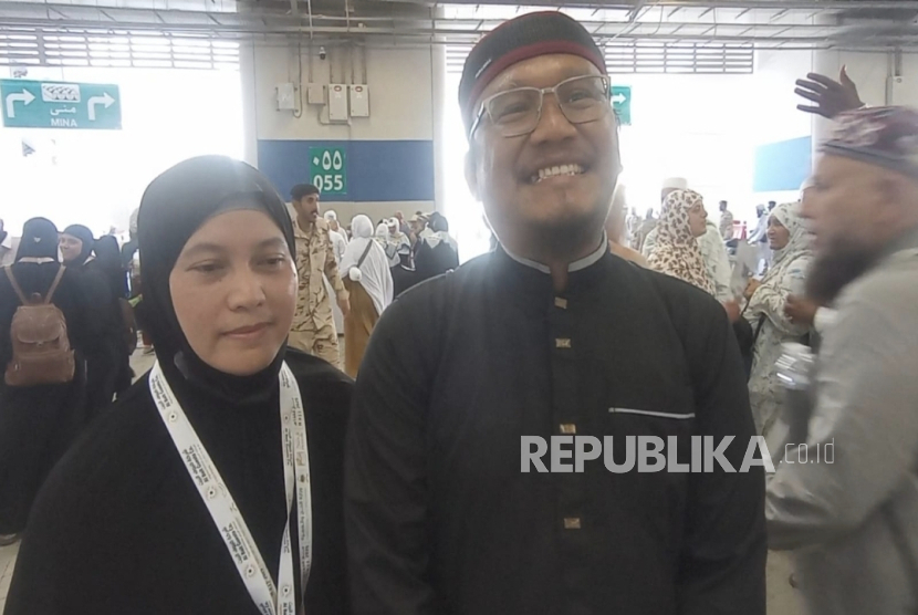 Jamaah haji dari Pandeglang, Banten, Mahmud bersama istri tersenyum senang setelah menuntaskan lempar jumroh terakhir di Jamarat,  Ahad (8/6/2025).