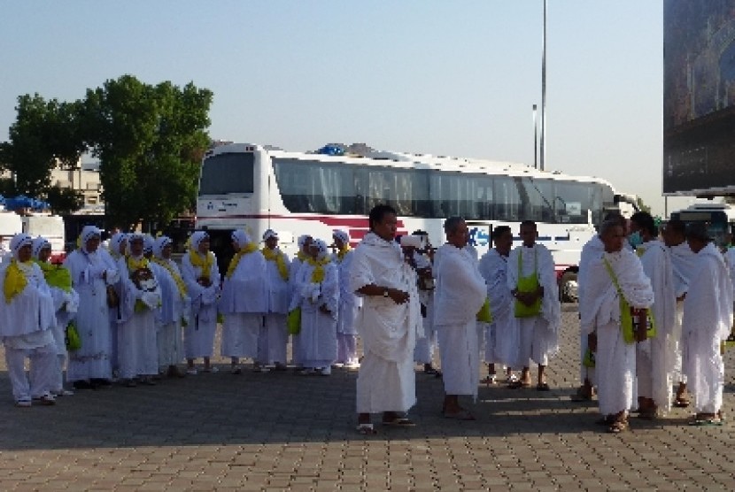 Jamaah haji dengan pakaian ihram.