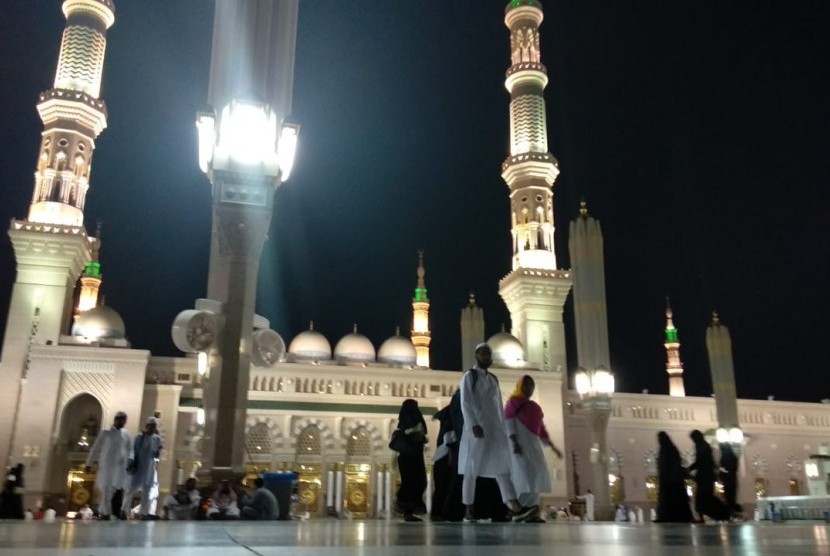 Jamaah haji di dalam areal Masjid Nabawi