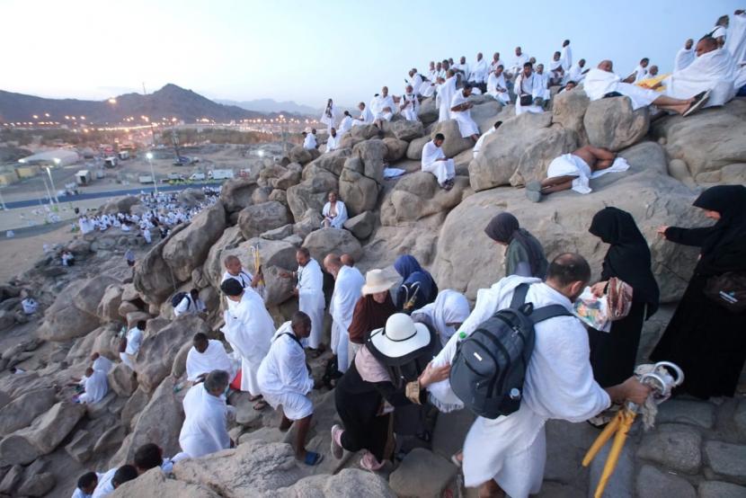 Jamaah haji di Jabal Rahmah, Makkah, Arab Saudi, Kamis (7/7/2022). Jamaah Haji Bawa Bekal Roti dan Kurma ke Armuzna