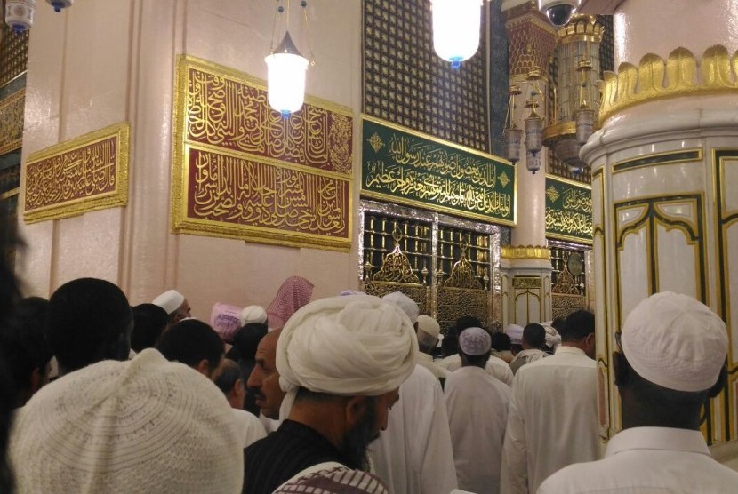 Jamaah haji di Raudhah yang terdapat di dalam Masjid Nabawi, Madinah.