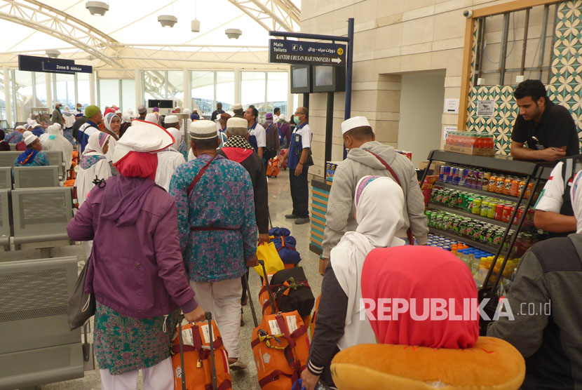 Jamaah haji embarkasi SOC 48 saat berada di Paviliun Haji Bandara Amir Muhammad Bin Abdul Aziz, Madinah, Kamis (21/9). Sebanyak 14 kloter berangkat di hari kedua pemulangan jamaah dari Madinah.