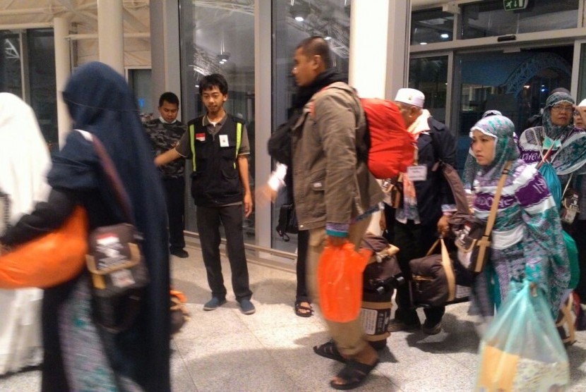 Jamaah haji embarkasi SUB (Surabaya) 45 tiba di Paviliun Haji Bandara Amir Muhammad Bin Abdul Aziz Madinah, Kamis malam (20/9). Kloter SUB 45 termasuk dalam 14 kloter pertama yang dipulangkan ke Indonesia dari Madinah.
