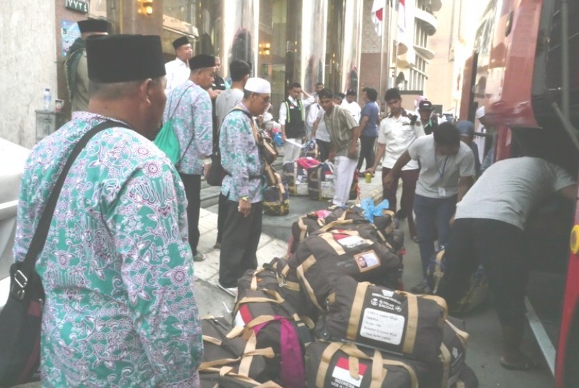 Jamaah haji Embarkasi Surabaya SUB 44 menuju Madinah, Selasa (12/9)