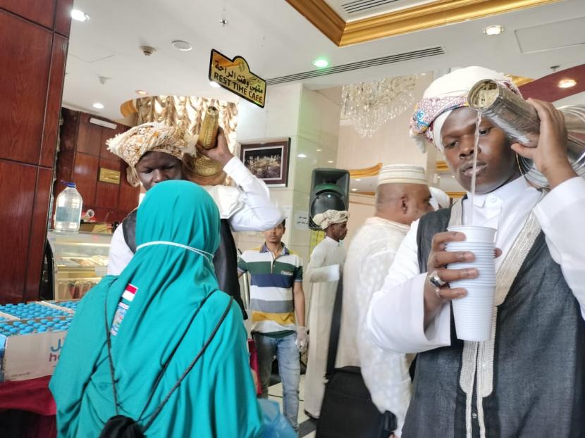 Jamaah haji gelombang dua dari Kloter Jakarta-Pondok Gede (JKG-24) tiba di Hotel Diyar Al-Nakheel, Madinah, Kamis (21/7). Selama di Madinah, jamaah dijadwalkan untuk menjalani ibadah Arbain selama delapan hingga sembilan hari.