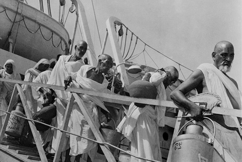 Jamaah haji India turun dari kapal di Pelabuhan Jeddah 1940.