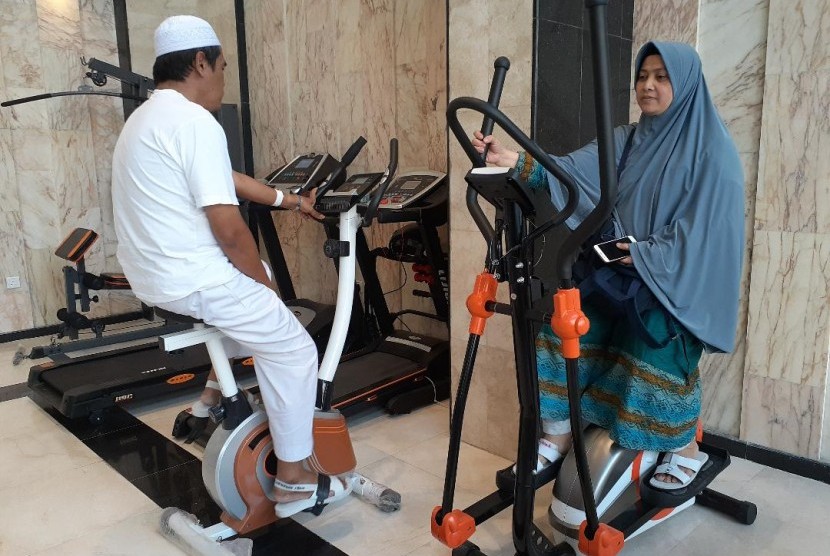 Jamaah haji Indonesia asal kloter 48 JKS sedang memanfaatkan fasilitas olahraga di Hotel 714 di kawasan Misfalah, Makkah, Senin (29/7). Pihak hotel memberikan sejumlah fasilitas tambahan kepada jamaah haji di luar kontrak yang disepakati dengan PPIH Arab Saudi. 