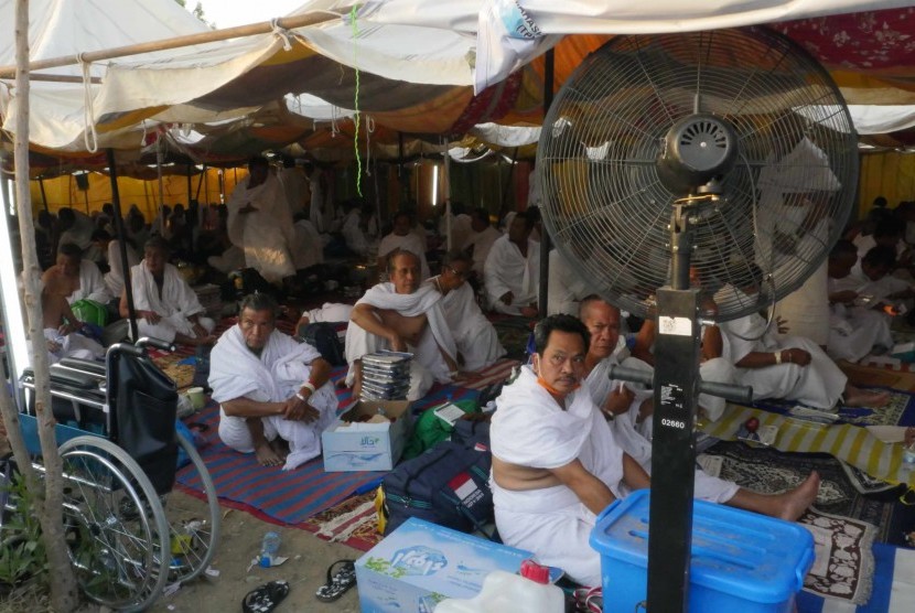 Jamaah haji Indonesia berada di tenda perkemahan untuk melaksanakan ibadah wukuf di Arafah, Ahad (11/9). (Republika/ Amin Madani) 