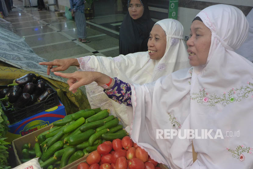 Jamaah haji Indonesia berbelanja kebutuhan sehari-hari, termasuk sayur dan buah di lobi Hotel Arkan Barkah Sektor 1, Makkah, Rabu malam (23/8). 