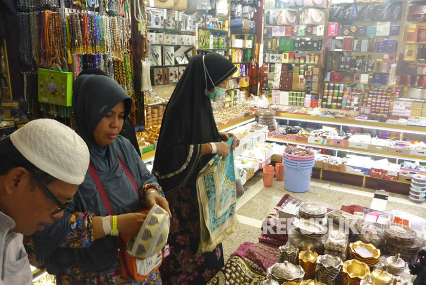 Jamaah haji Indonesia berbelanja kebutuhan sehari-hari, termasuk sayur dan buah di lobi Hotel Arkan Barkah Sektor 1, Makkah, Rabu malam (23/8). 