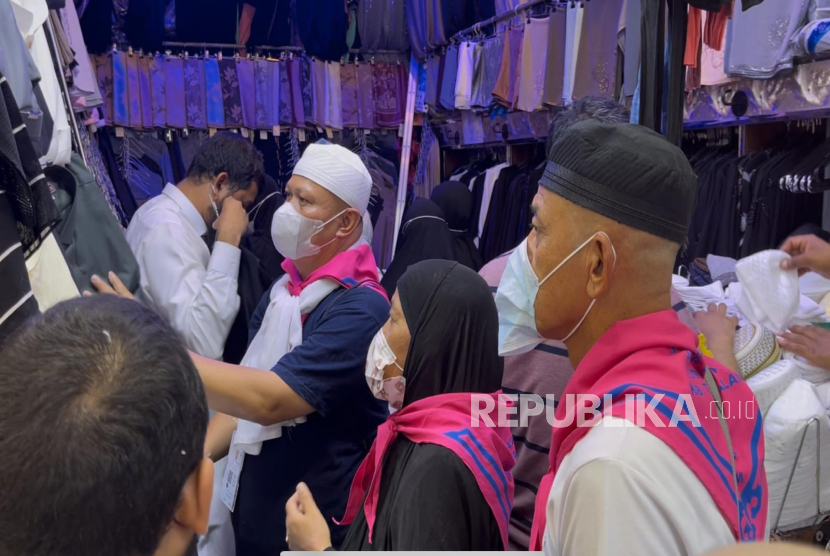 Jamaah haji Indonesia berburu oleh-oleh di Pasar Kakiyah, Makkah, Arab Saudi.