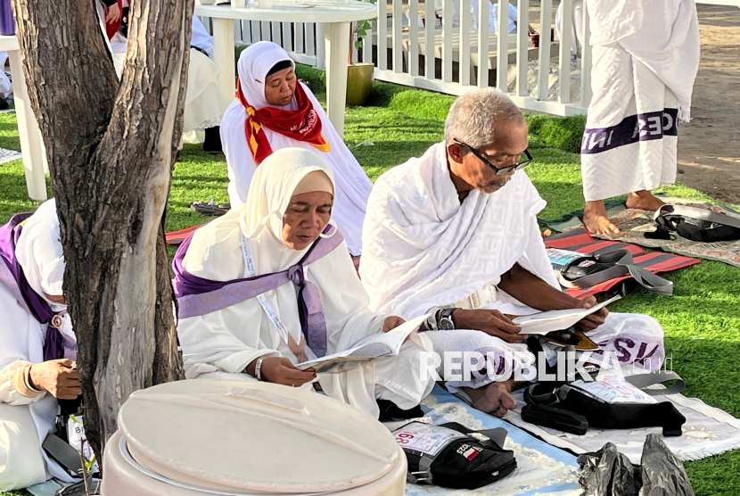 Jamaah haji Indonesia berdoa, berdzikir, membaca Alquran, di Arafah, Kamis (5/6/2025). Jamaah mulai melaksanakan wukuf di Arafah selepas zuhur.