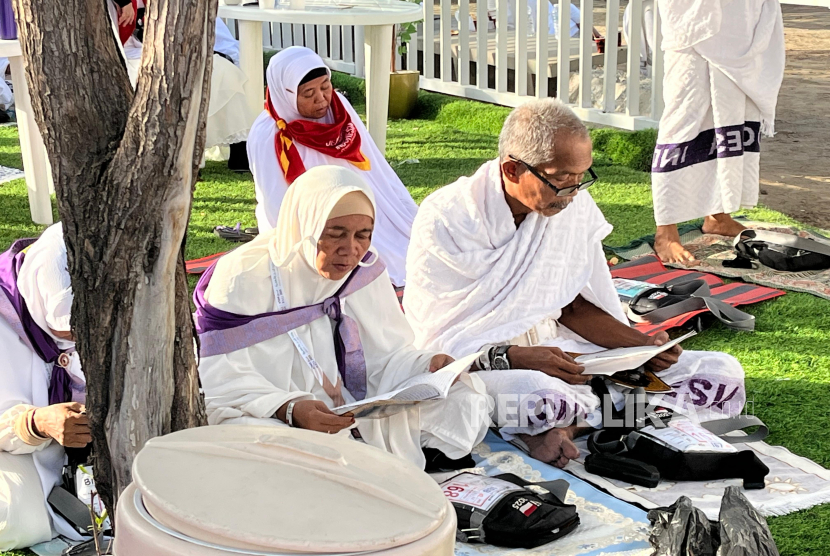 Jamaah haji Indonesia berdoa, berzikir, membaca Alquran, di Arafah, Kamis (5/6/2025). Jamaah mulai melaksanakan wukuf di Arafah selepas zuhur.