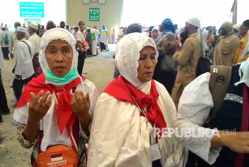 Ilustrasi. Jamaah haji Indonesia berdoa usai menyelesaikan melontar jumrah, Ahad pagi (3/9/2017). Hal-Hal yang Membatalkan Ibadah Haji yang Perlu Anda Ketahui