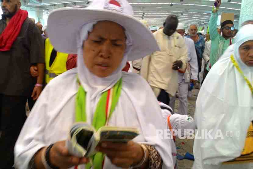 Jamaah haji Indonesia berdoa.