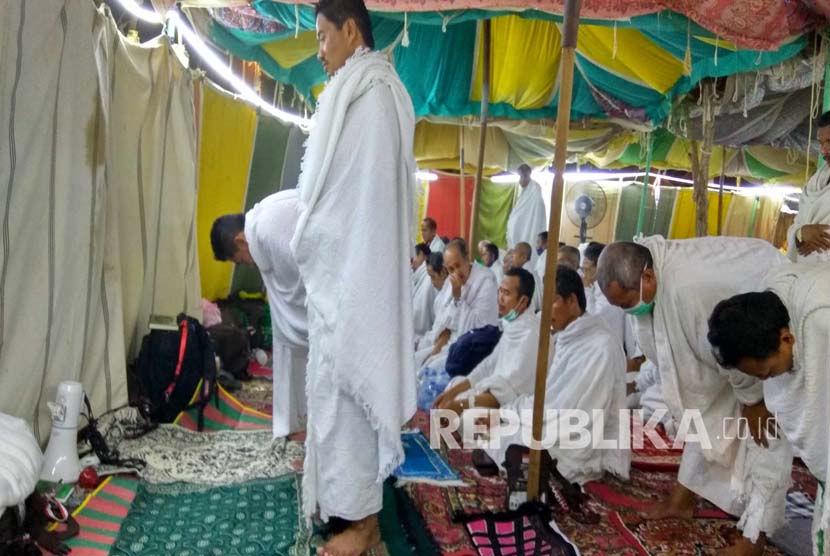 Jamaah haji Indonesia beribadah di salah satu tenda perkemahan jamaah haji di Arafah pada musim haji 2016 (Ilustrasi)(Republika/ Amin Madani)