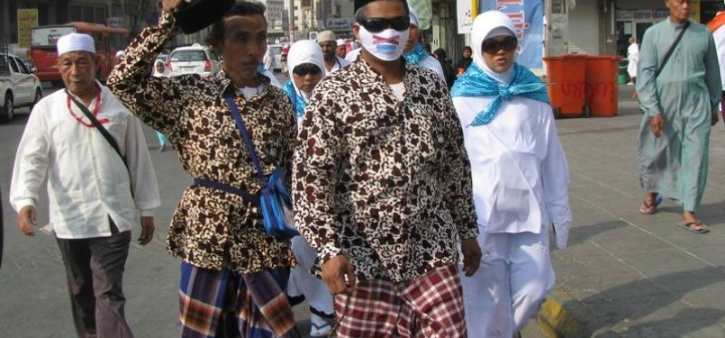 Jamaah Haji Indonesia berjalan kaki