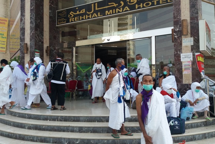 Jamaah haji Indonesia bersiap di depan Pemondokan 604 di Hotel Rehhal Mina, Syisyah, Makkah, Sabtu (10/9) untuk menuju Arafah guna melakukan wukuf. (Republika/Didi Purwadi)