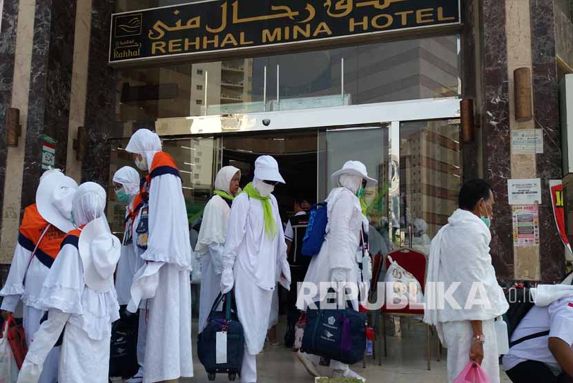 Jamaah haji Indonesia bersiap di depan Pemondokan 604 di Hotel Rehhal Mina, Syisyah, Makkah, Sabtu (10/9) untuk menuju Arafah guna melakukan wukuf. (Republika/Didi Purwadi)