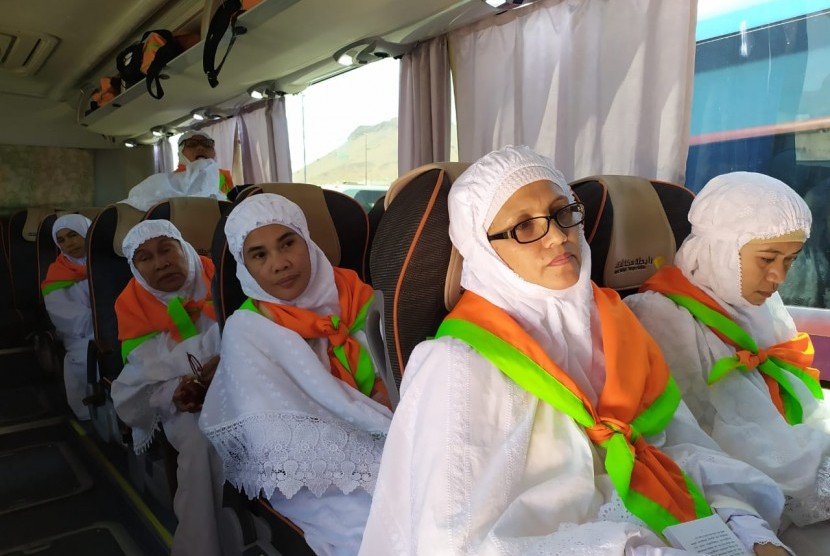 Jamaah haji Indonesia bersiap meninggalkan Masjid Bir Ali Madinah untuk menaiki bus yang akan membawa mereka menuju Makkah.