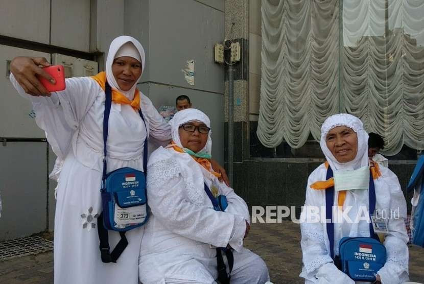 Jamaah haji Indonesia bersiap menuju Arafah dari Makkah, Ahad (19/8). Mereka akan diinapkan di Padang Arafah menjelang pelaksanaan wukuf pada Senin (20/8).