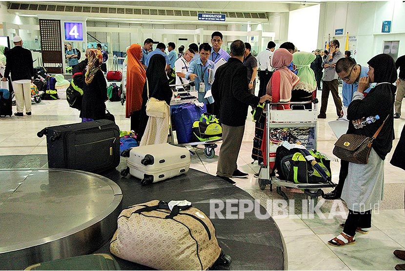 Jamaah Haji Indonesia dan Malaysia dibawa otoritas Bandara International Passay City - Manila Selatan karena menggunakan paspor palsu Filipina menuju Arab Saudi (EPA/Manila International Airport Media Affair) 