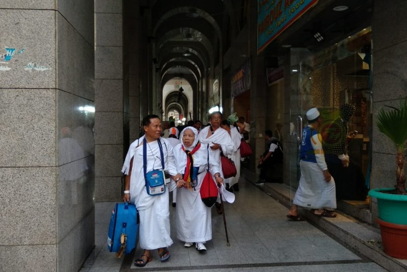 Jamaah haji Indonesia dari Bondowoso dan Padang bersiap-siap menuju bus di Madinah, Kamis (26/7). Jamaah dari kedua kloter tersebut adalah yang pertamakalinya diberangkatkan ke Makkah dari Madinah pada musim haji tahun ini