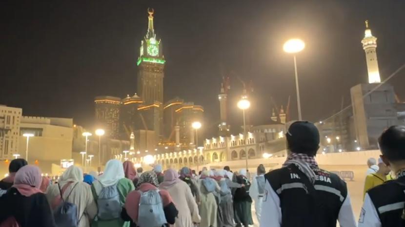 Jamaah Haji Indonesia di Makkah. Jamaah haji Indonesia yang wafat di Arab Saudi sebanyak 15 orang