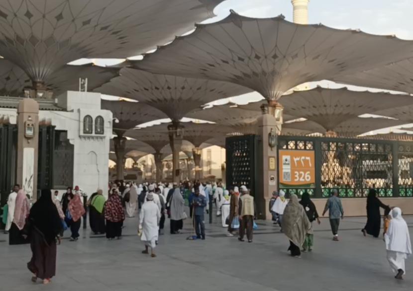 Jamaah haji beraktivitas di sekitar Masjid Nabawi Madinah Arab Saudi.