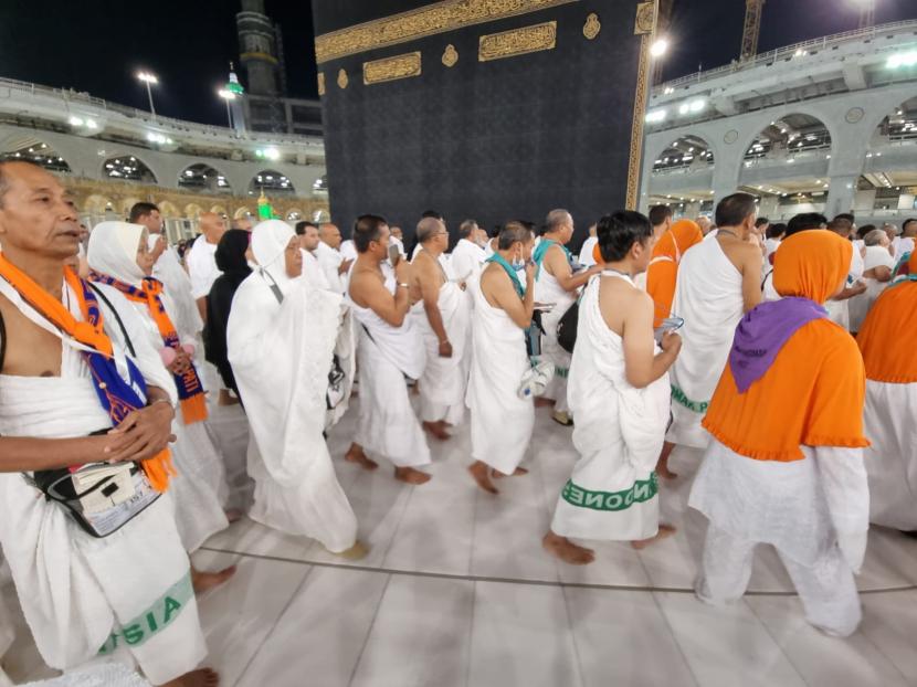 Jamaah haji Indonesia gelombang pertama mulai melaksanakan umrah di Masjidil Haram, Makkah, Senin (13/6). Kemenag Mataram Ingatkan Jamaah Haji Atur Aktivitas Ibadah