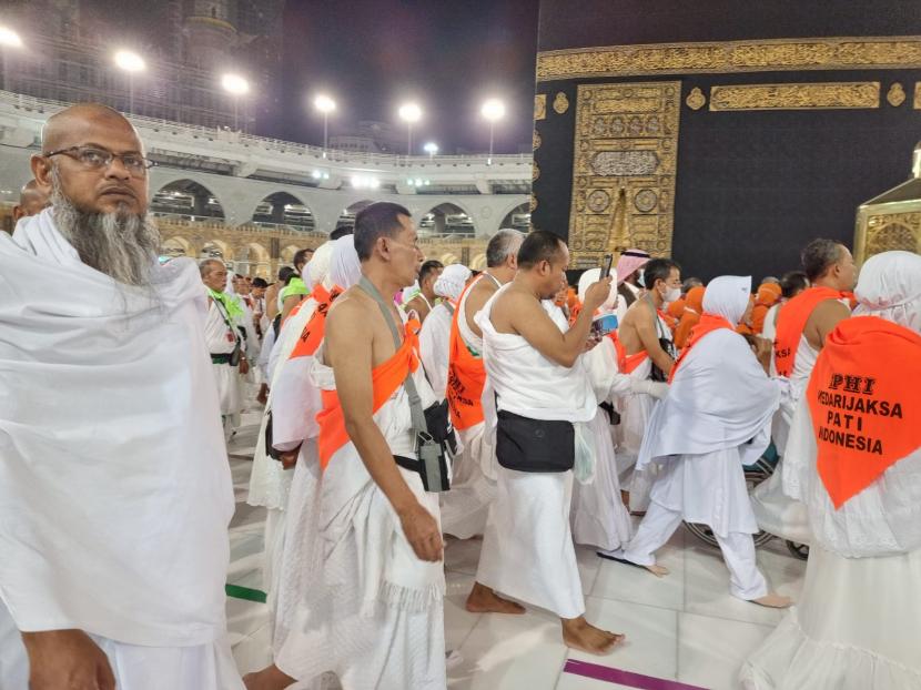  3.154 Jamaah Haji Indonesia Tiba di Makkah. Foto:  Jamaah haji Indonesia gelombang pertama mulai melaksanakan umrah di Masjidil Haram, Makkah, Senin (13/6).