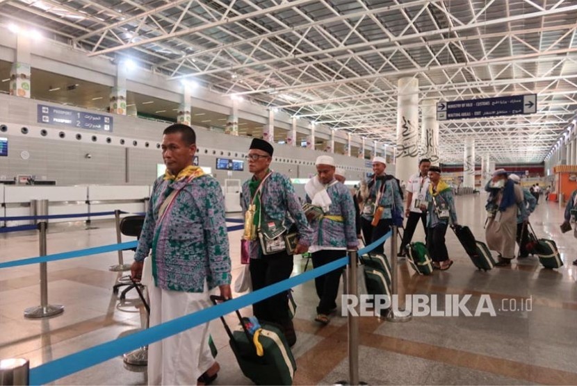 Jamaah haji indonesia kloter   15 BTH Batam memasuki bandara King Abdulaziz Jedah, Ahad (1/9) dinihari. Ini merupakan kloter keberangkatan jamaah haji indonesia yang terakhir untuk gelombang pertama menuju ke Tanah Air  melalui bandara di Jeddah.