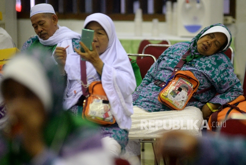 Jamaah Haji Indonesia Kloter Pertama Debarkasi Jakarta Pondok Gede (JKG) tertidur saat tiba di Asrama Haji Pondok Gede, Jakarta, Kamis (7/9). 