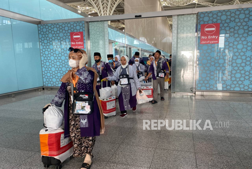 Jamaah haji Indonesia kloter pertama tiba di Bandara Madinah, Jumat (2/5/2025). 