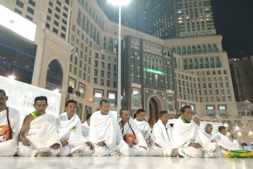 Jamaah haji Indonesia melakukan shalat di Masjid al Haram setiba di Makkah dari Madinah, Arab Saudi, Agustus 2017.