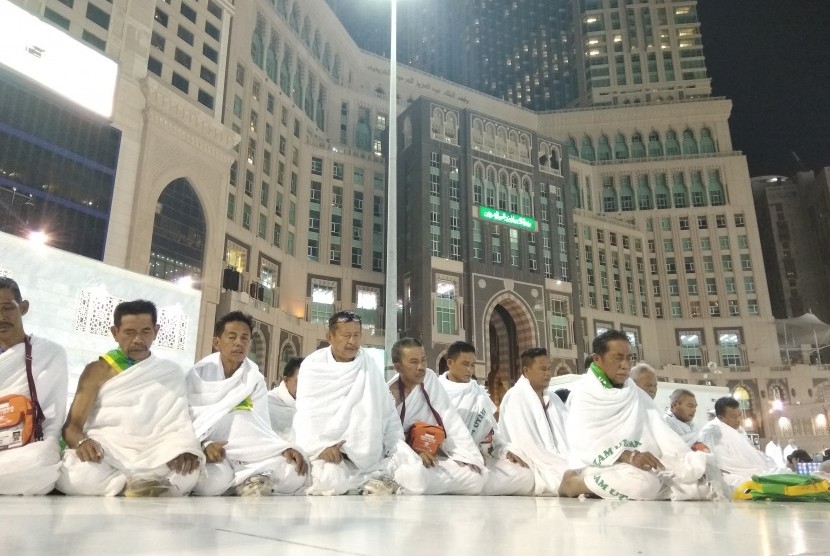 Jamaah haji Indonesia melakukan shalat di Masjid al Haram setiba di Makkah dari Madinah, Arab Saudi, Ahad (7/8).