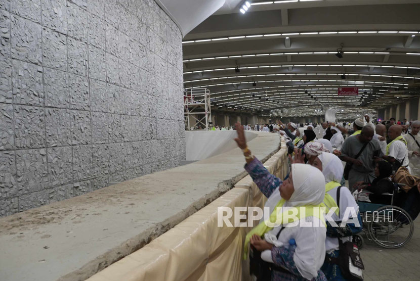Jamaah haji Indonesia melontar jumrah Aqabah di Mina.