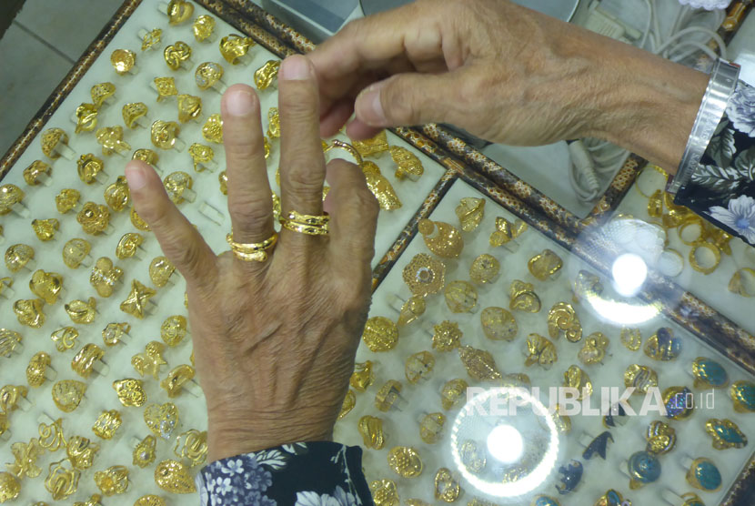 Jamaah haji Indonesia memilih perhiasan emas di toko emas yang berada di sekitar Masjid Nabawi, Madinah (ilustrasi). 