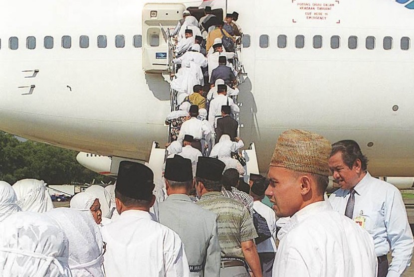 Jamaah haji Indonesia menaiki tangga pesawat
