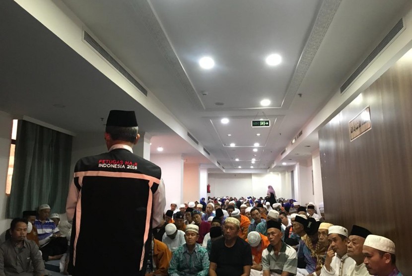 Jamaah haji Indonesia mendapatkan bimbingan ibadah dari petugas haji di Sektor 2 Makkah.