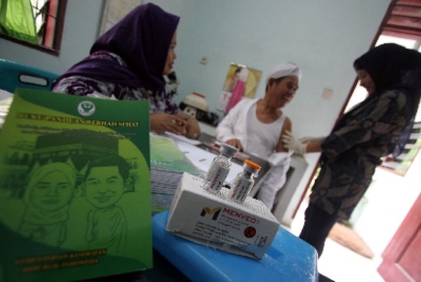 Jamaah haji Indonesia mendapatkan vaksin meningitis sebelum berangkat ke Tanah Suci.
