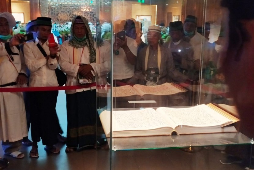 Jamaah haji Indonesia mendengarkan penjelasan dari seorang guide tentang isi Museum Al Quran Madinah, Jumat (26/7). Museum ini menyimpan berbagai koleksi mushaf Al Quran dan yang semua berusia lebih dari 1000 tahun lalu. 