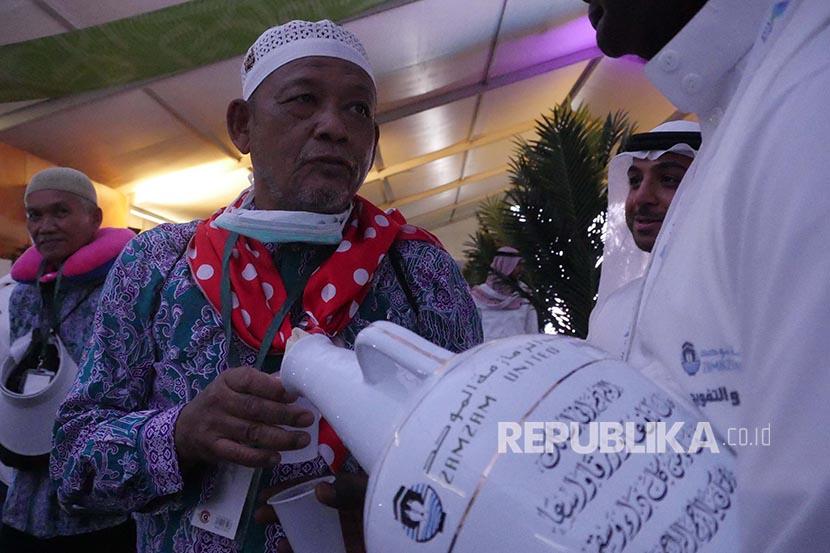 Jamaah Haji Indonesia menerima sajian air zam zam.